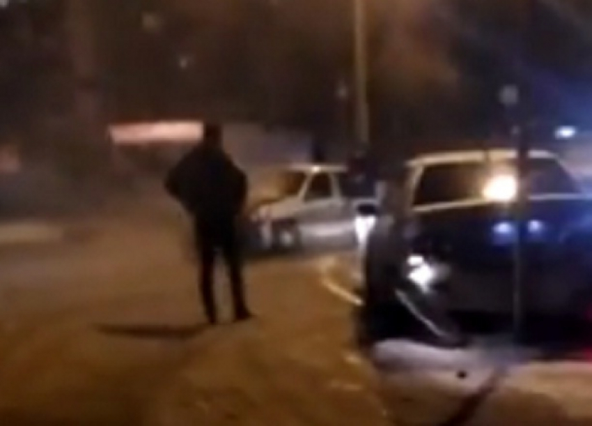 На нечищеных дорогах в Волгограде разбиваются автомобили