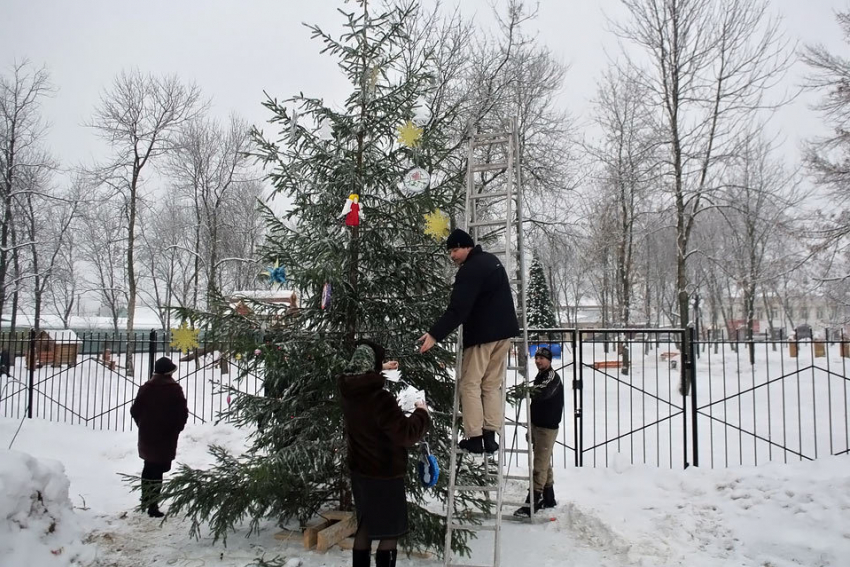 Жители Волгограда украсят елки во дворах «винтажными» игрушками 
