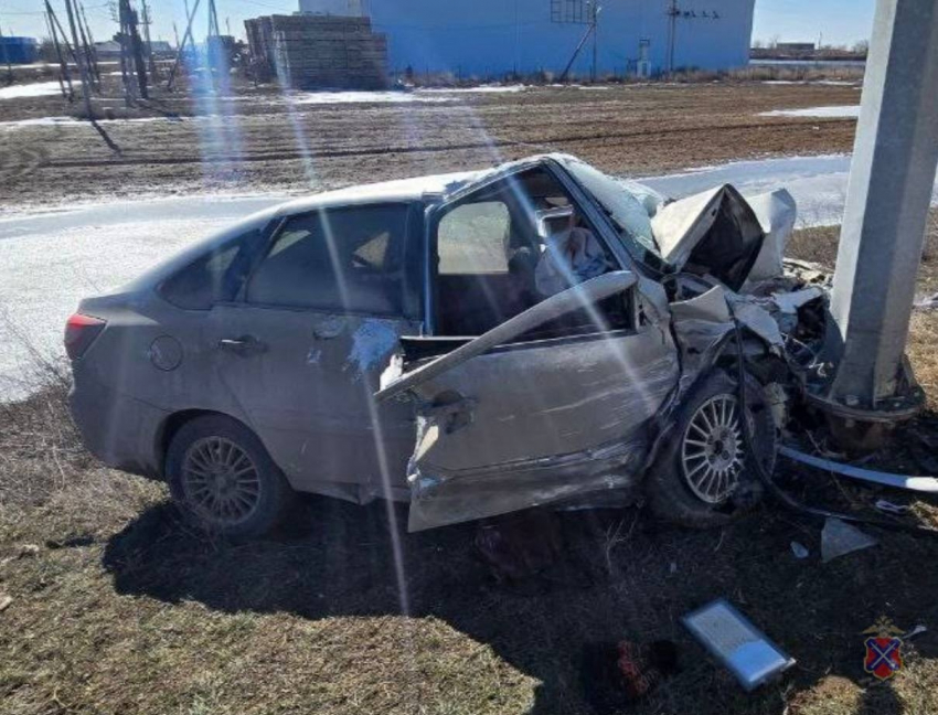 Granta впечаталась в столб под Волгоградом: двое погибли