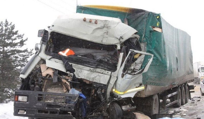 При столкновении двух грузовиков под Волгоградом пострадал водитель из Ростовской области