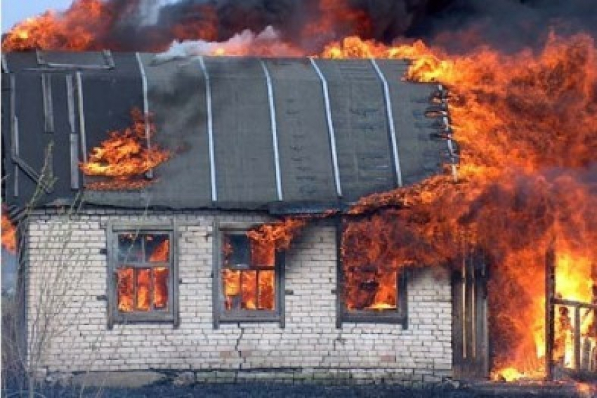 Пожарные четыре часа боролись с огнем в Дзержинском районе Волгограда