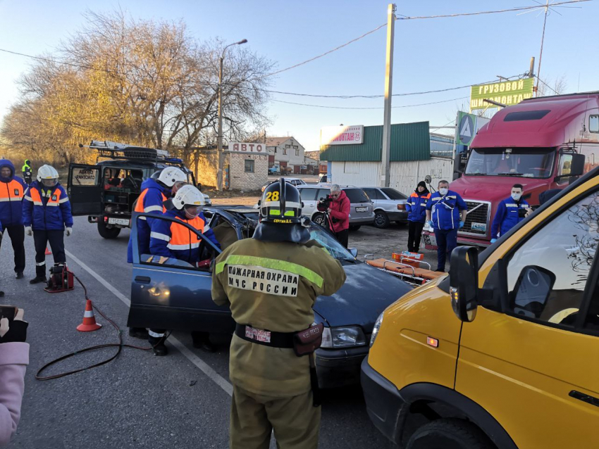 Под Волгоградом справлялись с обрушением жилого дома и разливом хлора в Водоканале