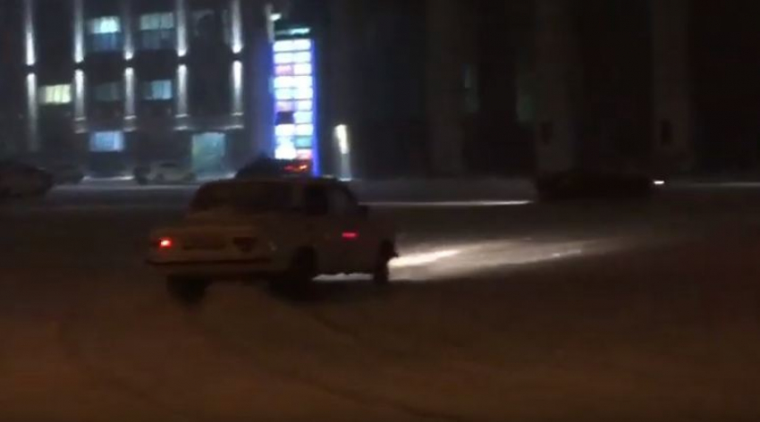  На площади Дзержинского в Волгограде любители автопрома устроили опасный дрифт