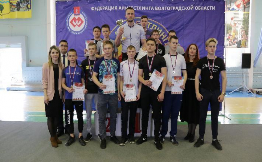 Школьники приняли участие в соревнованиях по армрестлингу в Волжском