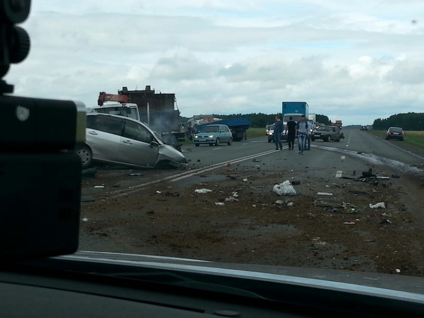 Под Волгоградом пьяный лихач без прав протаранил КамАЗ