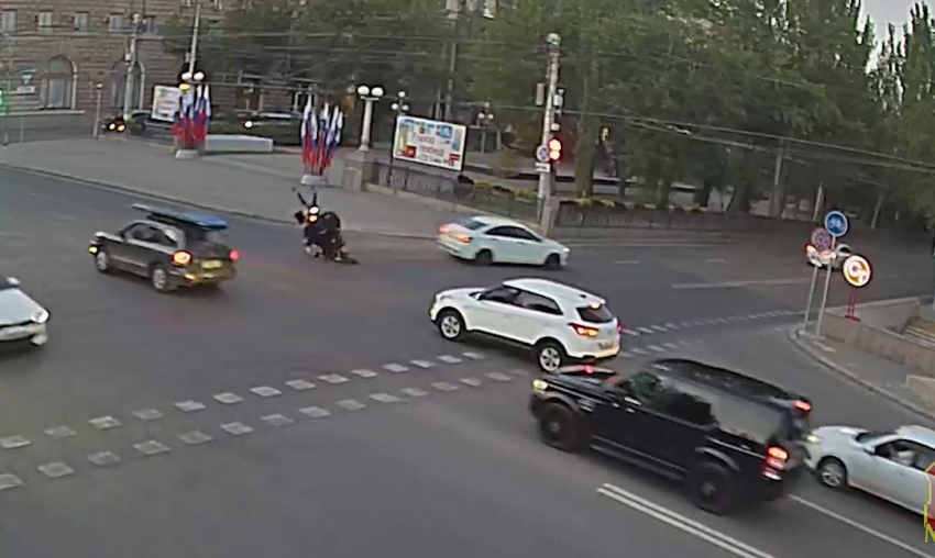 Сальто мотоциклиста после столкновения с «Ладой» в центре Волгограда попало на видео 