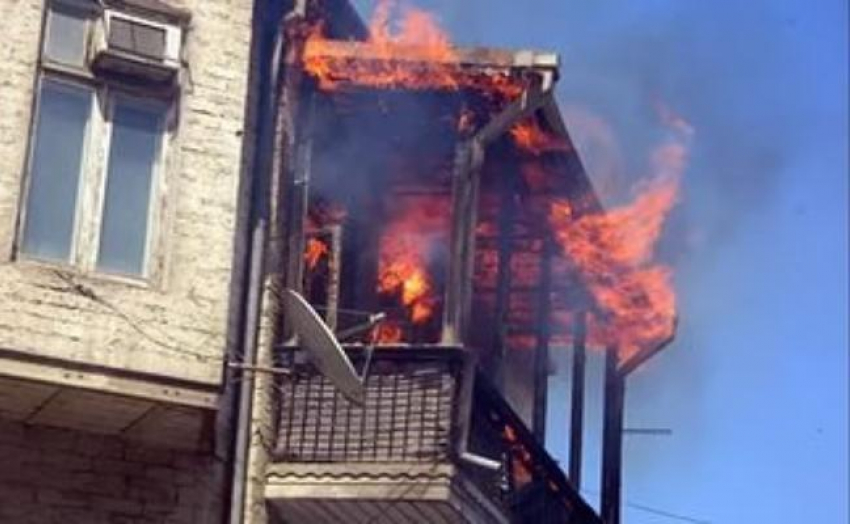 В Волжском из-за пожара на балконе в 5-этажке эвакуировано 10 человек 