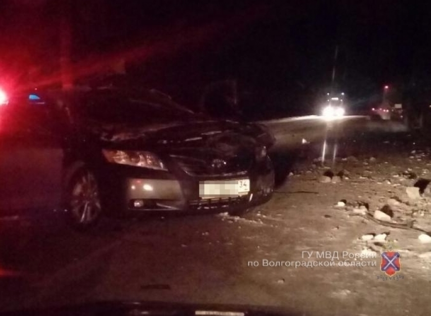 В смертельном ДТП Toyota и фуры в Волгоградской области погиб мужчина, женщина в больнице