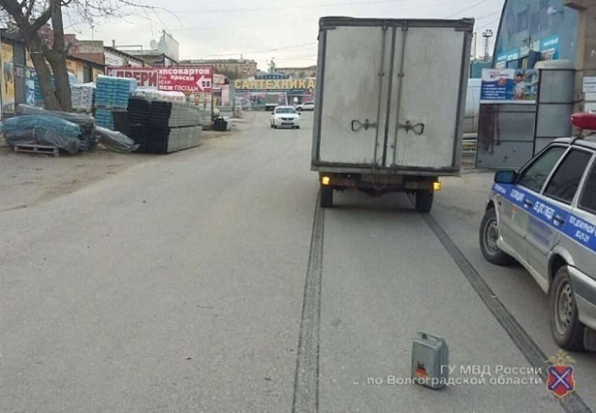 На строительной базе Тулака в Волгограде Hyundai Porter сбил 19-летнего парня