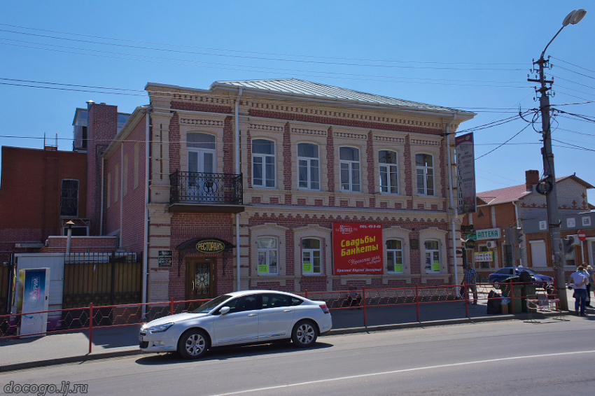 В Камышине внедорожник протаранил ресторан «Купец»