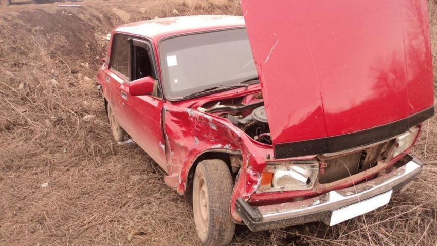 Под Волгоградом 5 человек пострадали при столкновении двух авто 