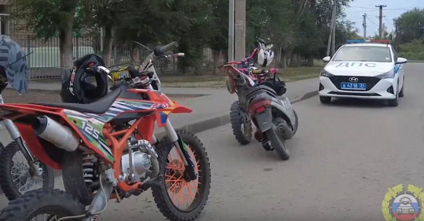 Группу выполняющих опасные трюки байкеров задержали в Волгограде — видео 