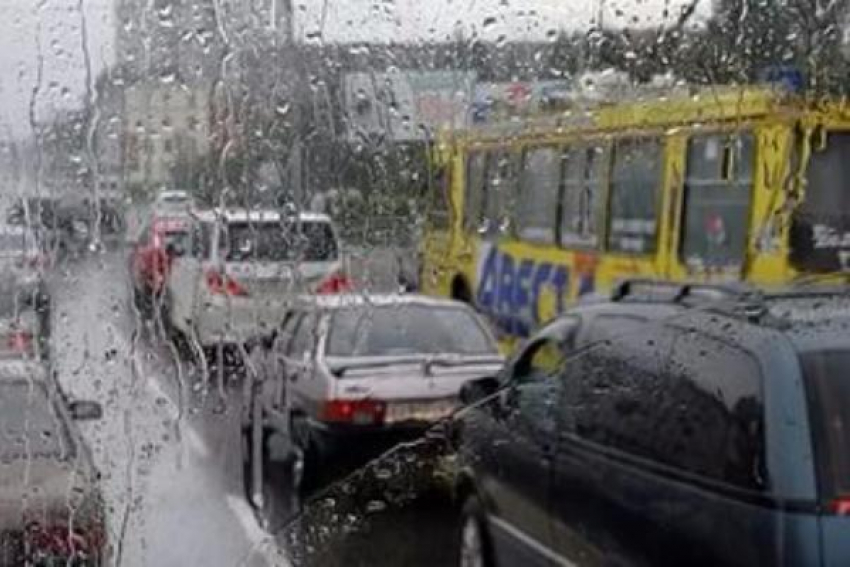 Дождь устроил на дорогах Волгограда транспортный коллапс 