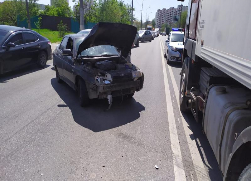 Иногородний водитель устроил массовое ДТП с фурой в Волгограде, пытался обогнать