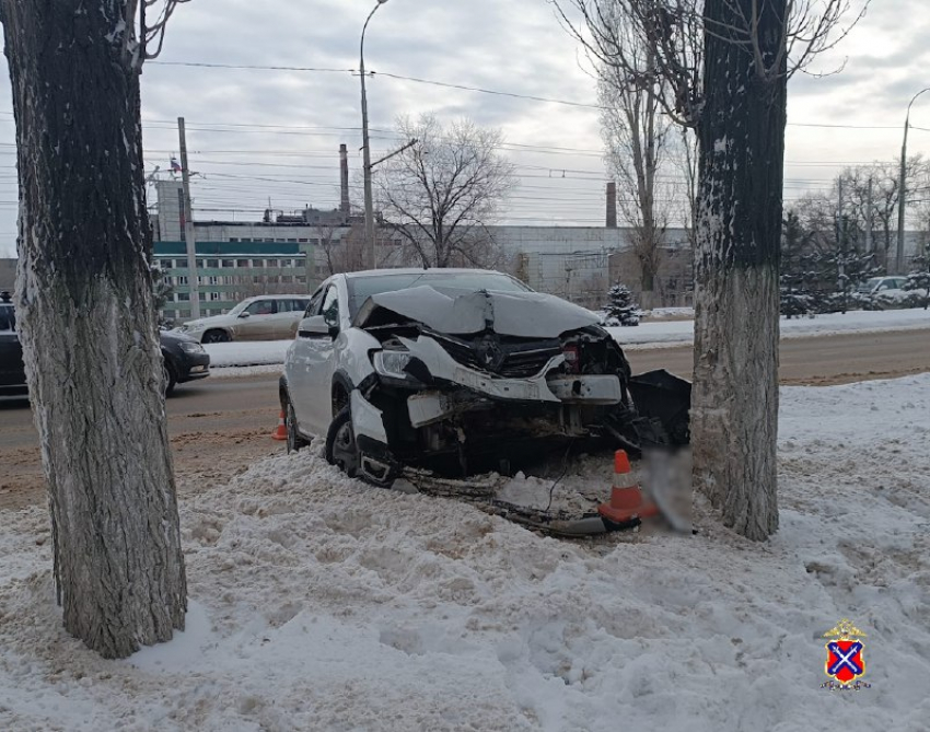 Авто занесло в дерево на заснеженной главной дороге Волгограда