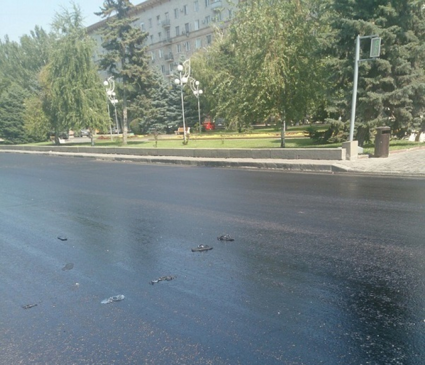 В Волгограде из-за жары пешеходы прилипают к новому асфальту