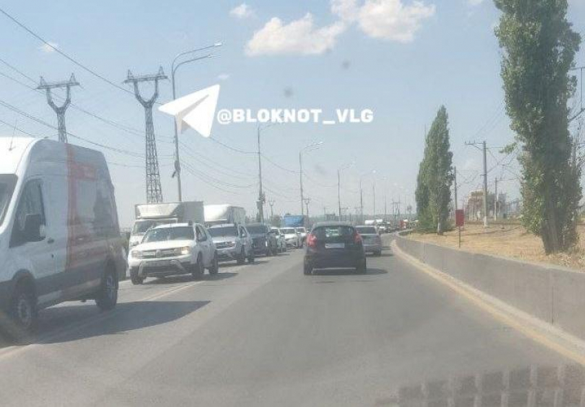 Мост Волжской ГЭС застыл в гигантской пробке