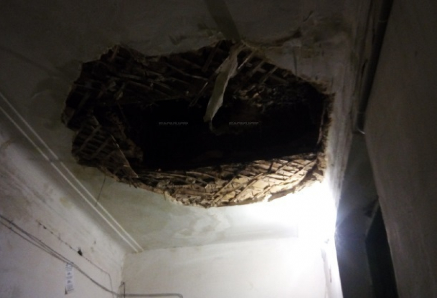 Волгоградцы платят по 7 тысяч рублей за жизнь в аварийном доме с рухнувшей крышей