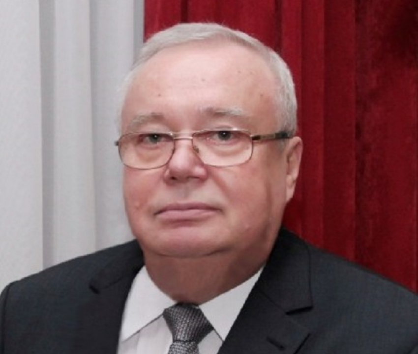 Владимир Петров получил медаль и стал президентом ВолгГМУ