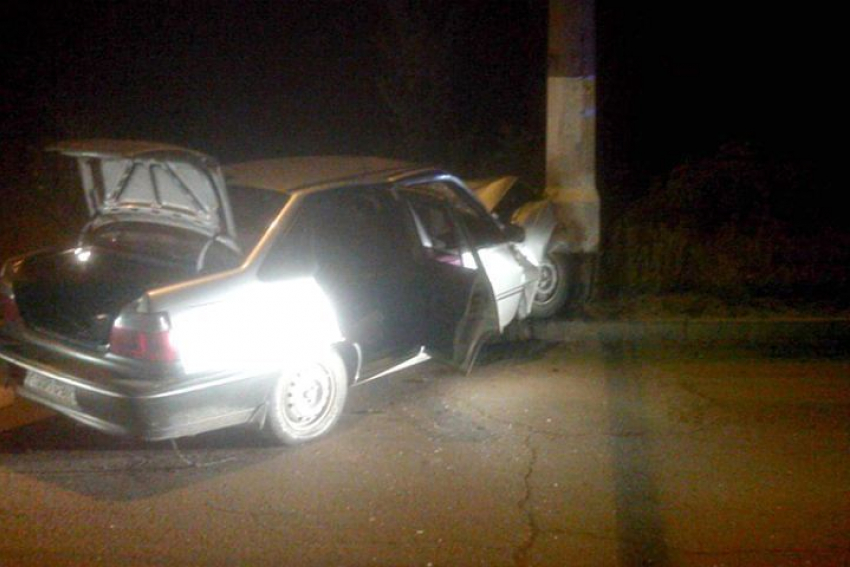Пьяный водитель на Daewoo протаранил столб под Волгоградом: трое в больнице