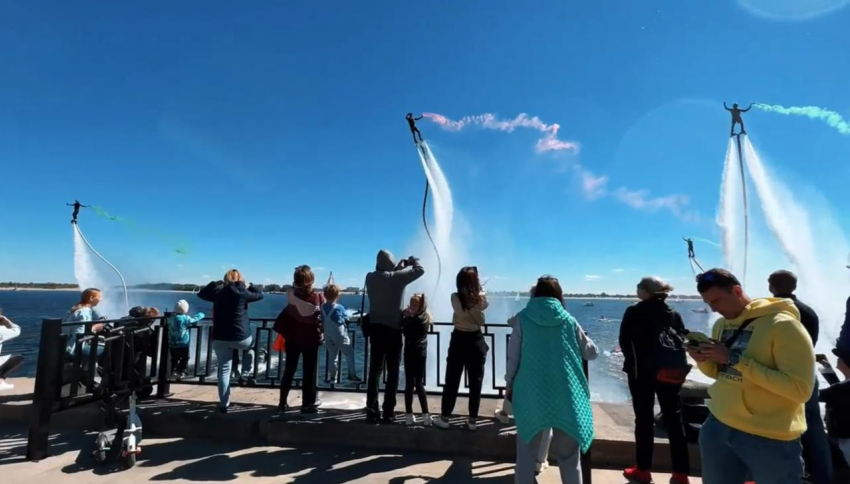 Пируэты в воздухе и на воде, белоснежные яхты и новый амфитеатр: самые яркие моменты Дня города  на видео