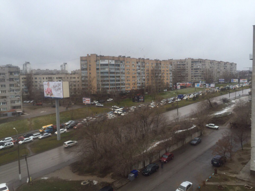 В центре Волгограда в час пик образовалась многокилометровая пробка из-за ДТП 