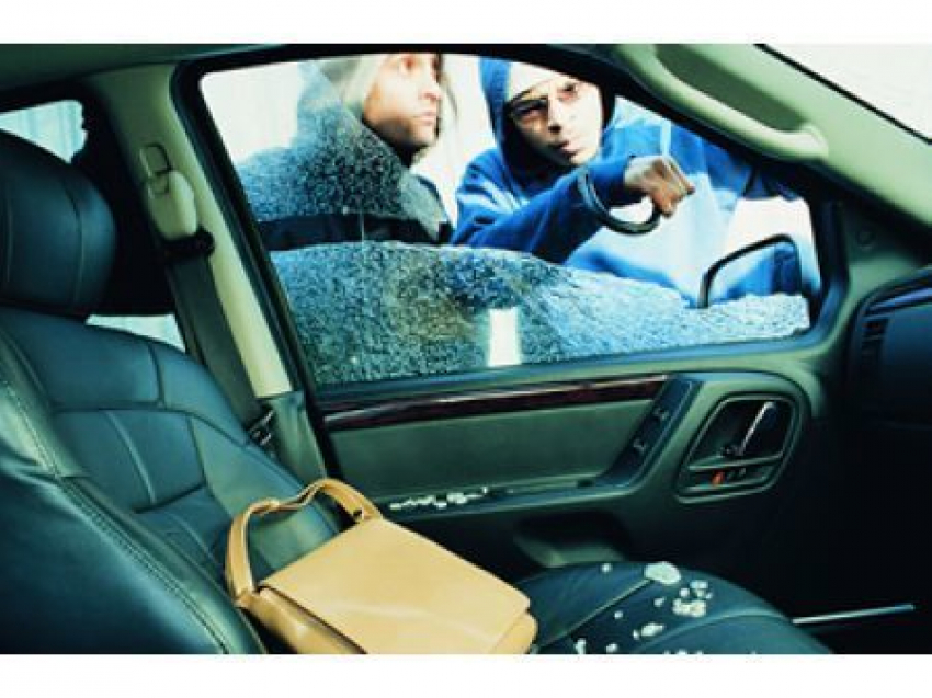 На юге Волгограда приятели поймались на краже планшета из авто