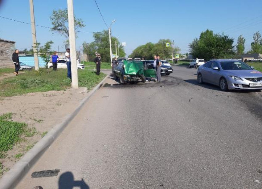 Стали известны подробности ДТП внедорожника и ВАЗ-2106 в Волжском