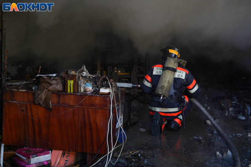 Огонь вспыхнул на территории школы с затянувшимся капремонтом под Волгоградом 