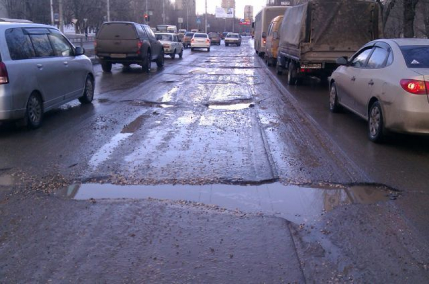 В Волгограде стартовал гарантийный ремонт дороги по улице Неждановой