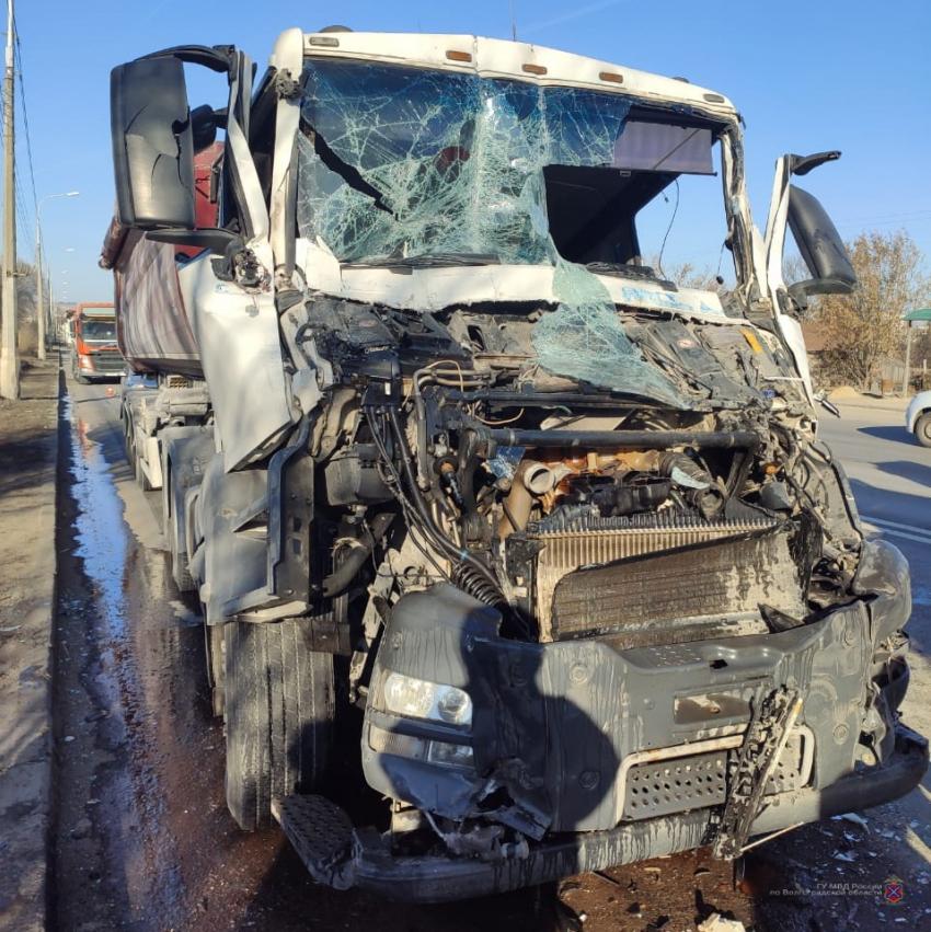 Доставали из грузовика силами МЧС пострадавшего в тройном ДТП в Волгограде