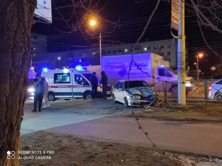 Есть пострадавшие: в Волгограде рядом с ДК «Патриот» столкнулись такси и легковушка