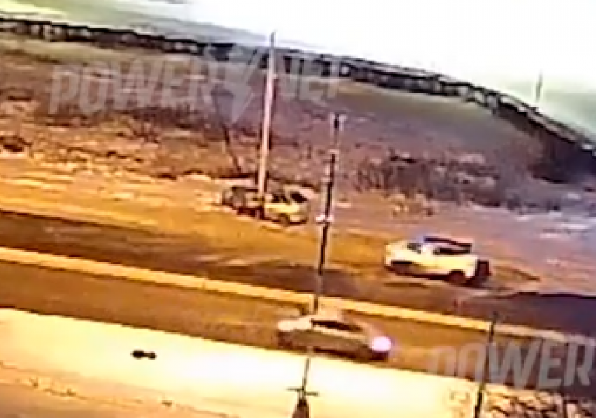 Чудом выжившую в ДТП девушку спасают в реанимации в Волжском