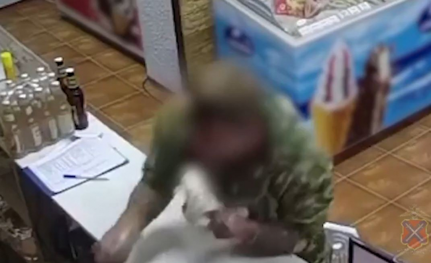 Просто залез под прилавок: дерзкая кража в Волгограде попала на видео