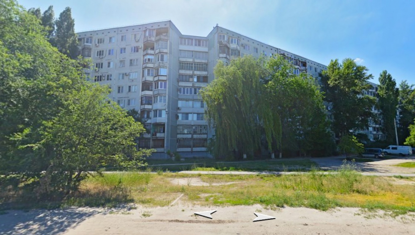 В Волгограде пенсионерка при внучке выпала с восьмого этажа 