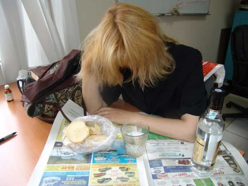 Под Волгоградом 62-летняя напилась уксуса из-за депрессии