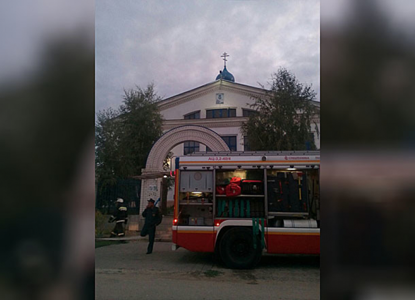 Объятая пламенем церковь попала в объектив видеокамеры на юге Волгограда