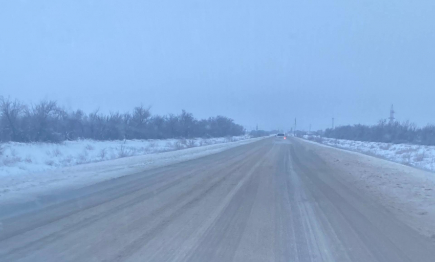 Таскает и плывет: тревогу бьют на волгоградских трассах после январского дождя 