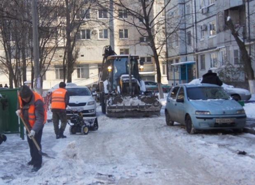 Чиновники Волгограда оштрафовали управляющие компании за нечищеные дворы на 400 тысяч рублей