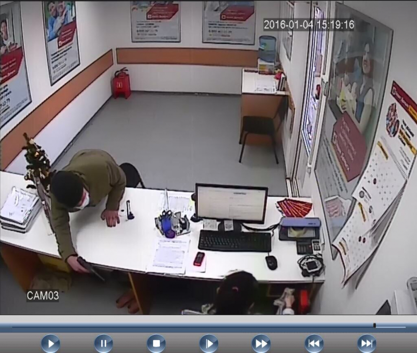 Азиат с пистолетом и в маске ограбил в Волгограде павильон микразаймов «Наши деньги"