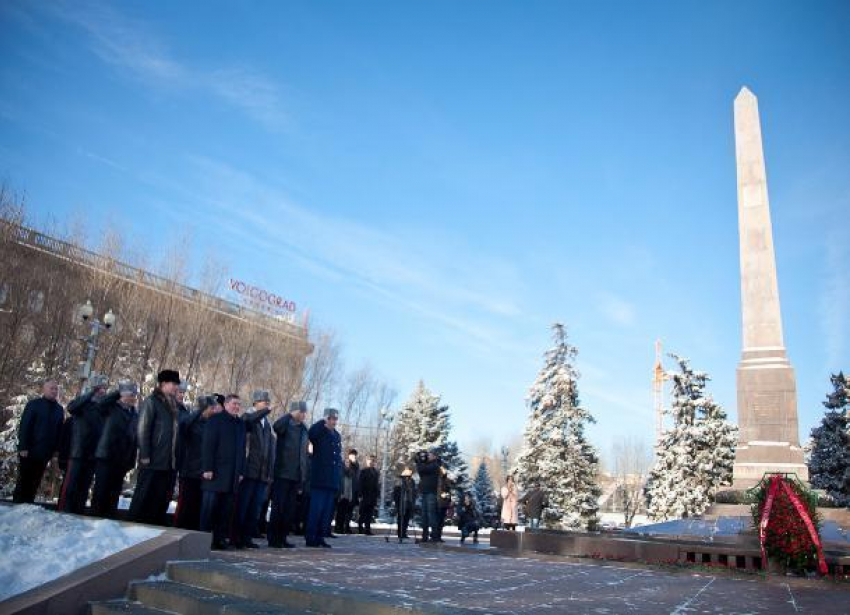 Горожане почтили память неизвестного солдата на братской могиле в Волгограде 