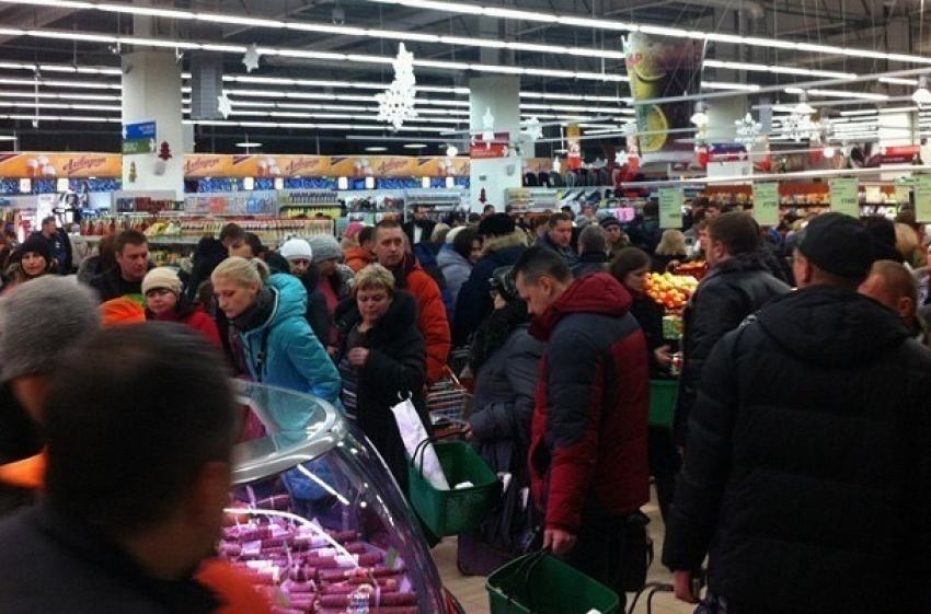 Предновогоднюю давку покупателей в магазине Волгограда сравнили с нашествием ходячих мертвецов