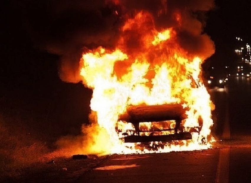 На юге Волгограда ночью сгорело 3 автомобиля