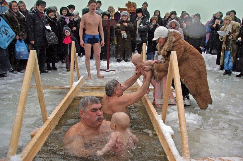 Настоятель Казанского собора в Волгограде рассказал, кому можно искупаться в проруби и смыть грехи на Крещение
