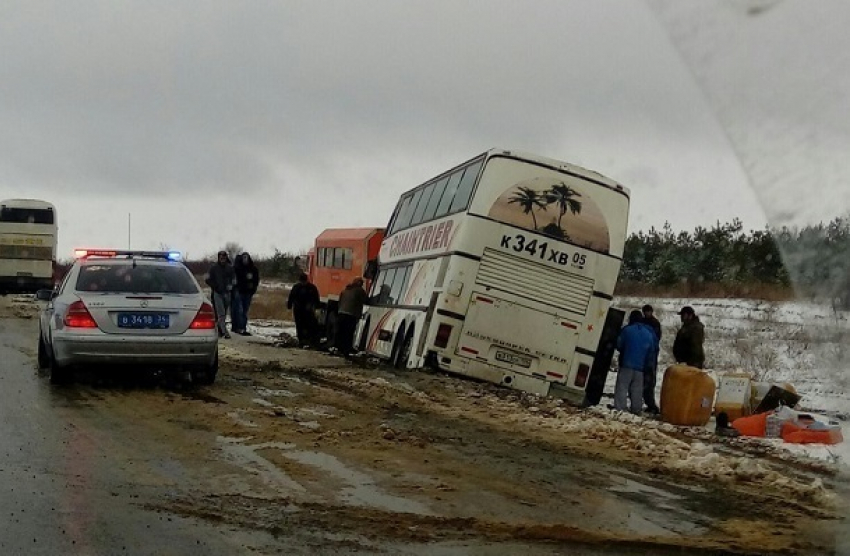 ﻿Пассажирский автобус вылетел с дороги на трассе под Волгоградом