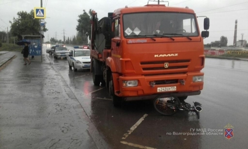 В Волгограде мусоровоз протаранил остановку: пострадали 2 человека