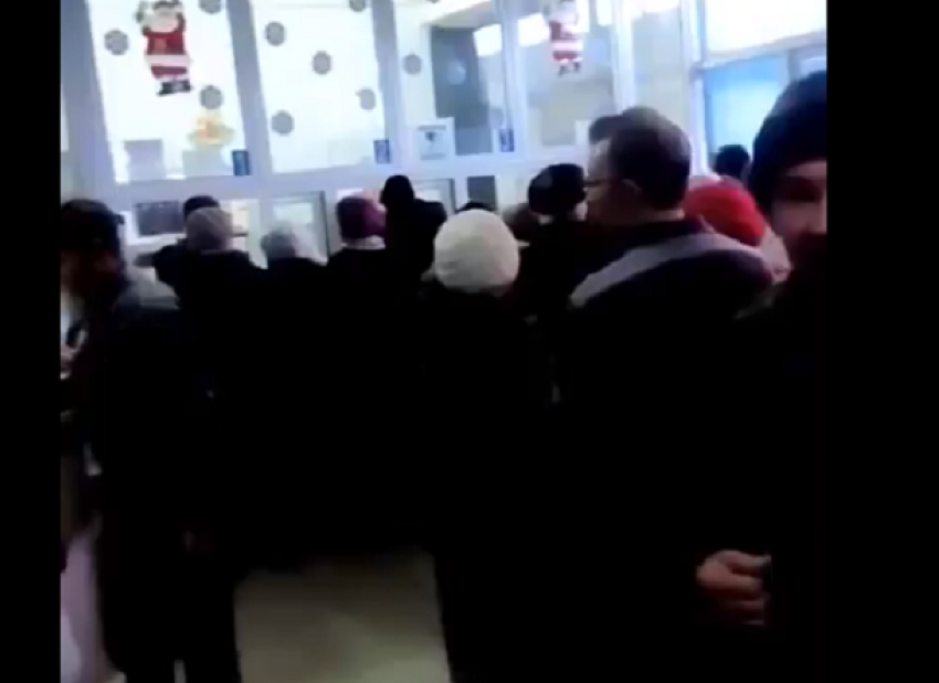 Камышане сняли на видео гигантские очереди в местную поликлинику