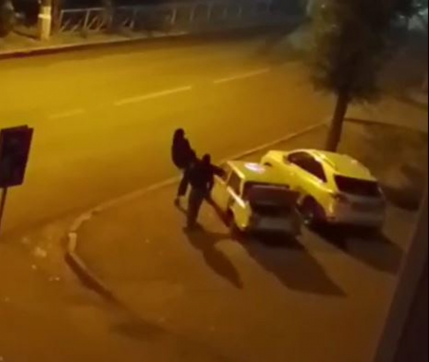 «Бьют и ломают каждую ночь»: вандалы измываются над «копейкой» в Волгограде