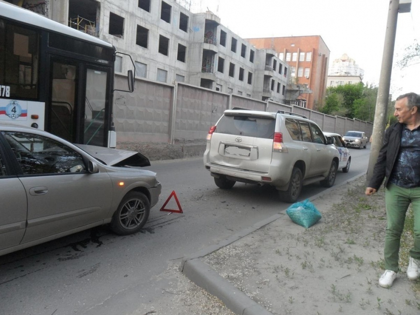 В центре Волгограда в тройном ДТП пострадал 36-летний водитель