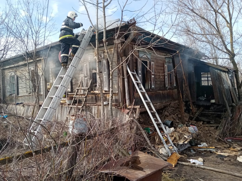 Пенсионеры-одногодки пострадали при пожарах в Волгоградской области: один погиб